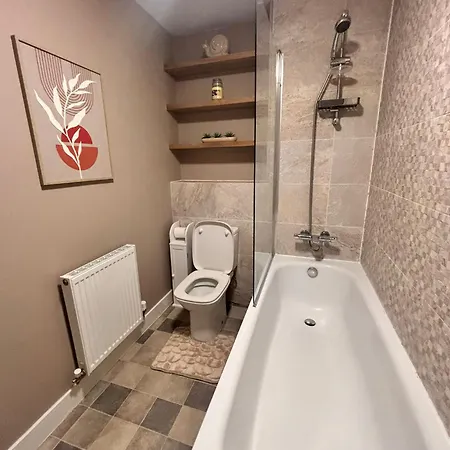 Comfortable 1br House With Fast Wifi & Near Transport By Altoluxo Short Lets & Serviced *