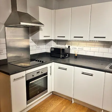 Comfortable 1br House With Fast Wifi & Near Transport By Altoluxo Short Lets & Serviced * בריסטול