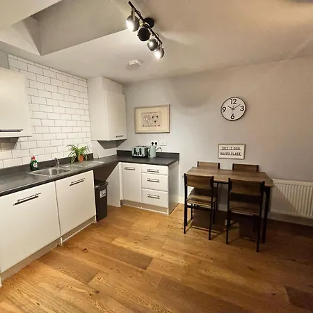 Daire Comfortable 1br House With Fast Wifi & Near Transport By Altoluxo Short Lets & Serviced