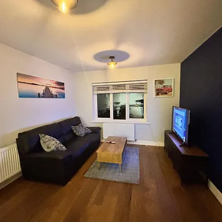 Comfortable 1br House With Fast Wifi & Near Transport By Altoluxo Short Lets & Serviced Daire *
