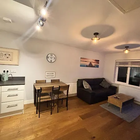 Daire Comfortable 1br House With Fast Wifi & Near Transport By Altoluxo Short Lets & Serviced *