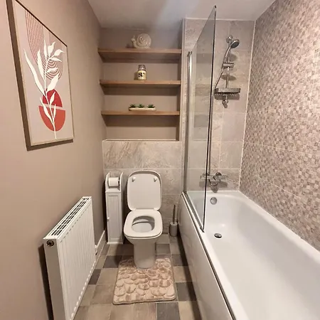 Comfortable 1br House With Fast Wifi & Near Transport By Altoluxo Short Lets & Serviced דירה