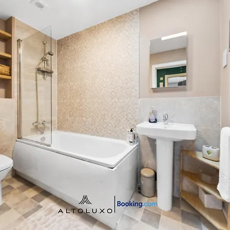 Comfortable 1br House With Fast Wifi & Near Transport By Altoluxo Short Lets & Serviced דירה *