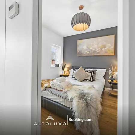 Comfortable 1br House With Fast Wifi & Near Transport By Altoluxo Short Lets & Serviced דירה *