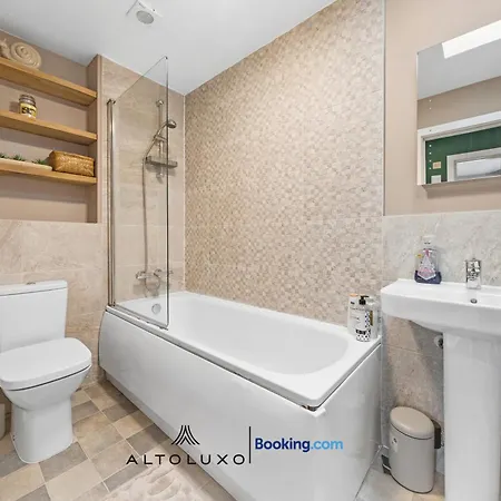 Comfortable 1br House With Fast Wifi & Near Transport By Altoluxo Short Lets & Serviced בריסטול