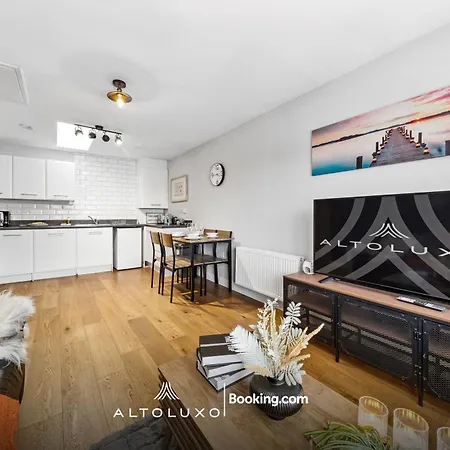 Comfortable 1br House With Fast Wifi & Near Transport By Altoluxo Short Lets & Serviced דירה
