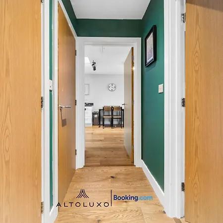 Comfortable 1br House With Fast Wifi & Near Transport By Altoluxo Short Lets & Serviced דירה *