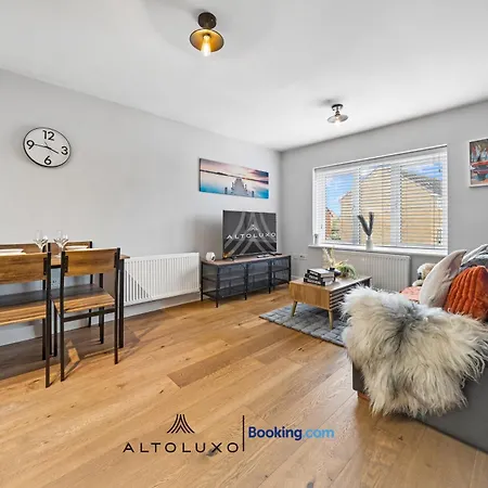 Comfortable 1br House With Fast Wifi & Near Transport By Altoluxo Short Lets & Serviced דירה *